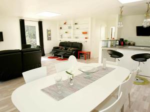 Oddeにある6 person holiday home in Hadsundのキッチン、リビングルーム(白いテーブル、椅子付)