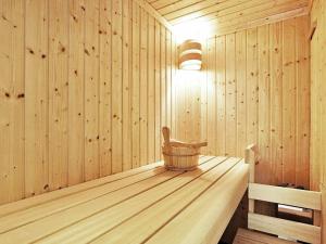 uma sauna com uma cadeira numa sala de madeira em 4 person holiday home in Gro enbrode em Grossenbrode
