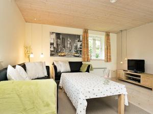 Lille Kongsmarkにある6 person holiday home in Slagelseのリビングルーム(ソファ、テーブル付)