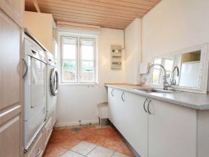 Lille Kongsmarkにある6 person holiday home in Slagelseの白いキャビネットとシンク付きのキッチン