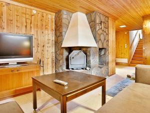 En TV eller et underholdningssystem på Three-Bedroom Holiday home in Svanesund 3