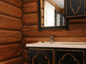 La salle de bains est pourvue d'un lavabo et d'un miroir. dans l'établissement 12 person holiday home in F vang, à Tromsnes