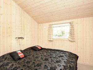 Postel nebo postele na pokoji v ubytování Three-Bedroom Holiday home in Oksbøl 28