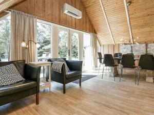 sala de estar con mesa y sillas en 8 person holiday home in Bl vand en Blåvand
