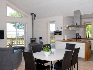 una cucina e un soggiorno con tavolo e sedie di 6 person holiday home in Allinge ad Allinge