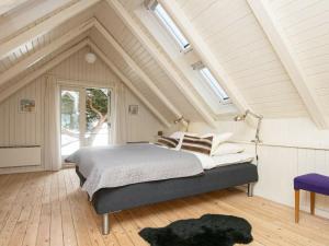 um quarto com uma cama num sótão em 6 person holiday home in Bjert em Sønder Bjert