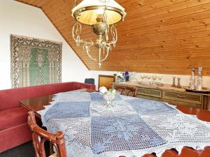 une salle à manger avec une table et un lustre dans l'établissement 2 person holiday home in Svendborg, à Svendborg