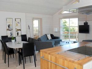 un soggiorno con tavolo e divano di 6 person holiday home in Allinge ad Allinge