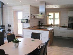 una cucina con tavolo e una sala da pranzo di 6 person holiday home in Allinge ad Allinge