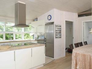 Four-Bedroom Holiday home in Vejers Strand 11にあるキッチンまたは簡易キッチン