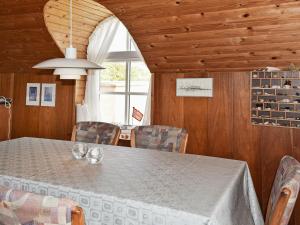 ein Esszimmer mit einem Tisch und Stühlen in der Unterkunft Holiday home Hvide Sande VIII in Havrvig