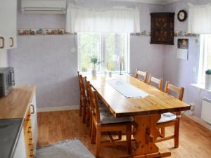 ein Esszimmer mit einem Holztisch und Stühlen in der Unterkunft 5 person holiday home in ARVIKA in Arvika