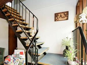 una escalera de caracol en una habitación con una planta en 2 person holiday home in Svendborg, en Svendborg