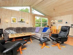 8 person holiday home in Dannemare tesisinde bir oturma alanı