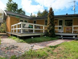 uma casa com um alpendre e um pátio em Three-Bedroom Holiday home in Græsted 4 em Udsholt Sand