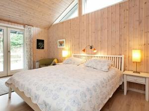 Katil atau katil-katil dalam bilik di Three-Bedroom Holiday home in Græsted 4