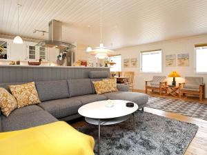 sala de estar con sofá y mesa en Three-Bedroom Holiday home in Græsted 4 en Udsholt Sand