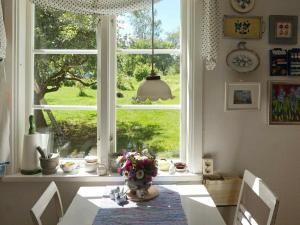 comedor con mesa y ventana en 6 person holiday home in INGATORP, en Ingatorp