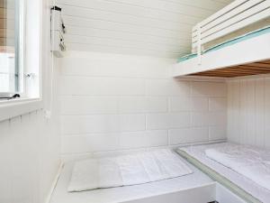Een bed of bedden in een kamer bij Two-Bedroom Holiday home in Sjællands Odde 5