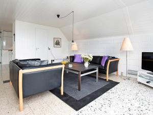 een woonkamer met een bank en een tafel bij Two-Bedroom Holiday home in Sjællands Odde 5 in Tjørneholm
