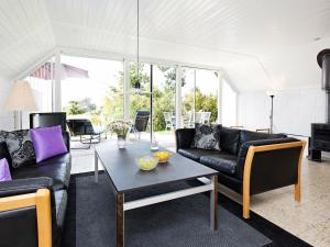 - un salon avec un canapé et une table dans l'établissement Two-Bedroom Holiday home in Sjællands Odde 5, à Tjørneholm