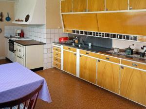 Кухня или кухненски бокс в 7 person holiday home in R RVIK
