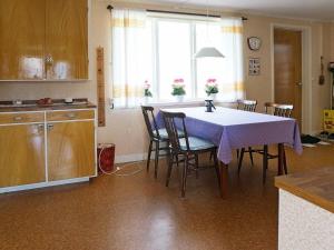 Rörvikにある7 person holiday home in R RVIKのキッチン(テーブル、椅子付)