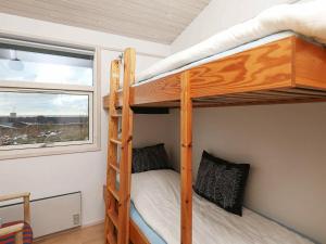 een slaapkamer met 2 stapelbedden en een raam bij Holiday home Hirtshals III in Hirtshals