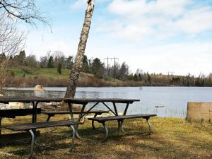 Rörvikにある7 person holiday home in R RVIKの湖畔のピクニックテーブル&ベンチ
