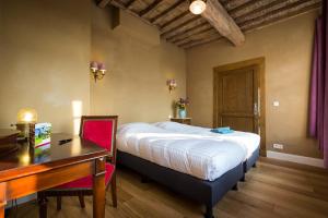 Postel nebo postele na pokoji v ubytování Guest House La Mairie