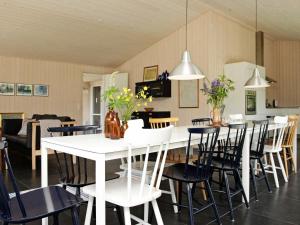 Mosevråにある10 person holiday home in Oksb lのキッチン、ダイニングルーム(白いテーブル、椅子付)