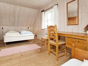 - une chambre avec un bureau et un lit dans l'établissement Holiday Home Horns Rev III, à Blåvand