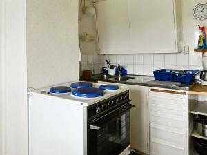 una cocina con fogones y cuencos azules. en 6 person holiday home in Brastad en Brastad