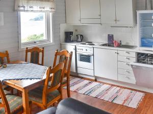 Seljeにある5 person holiday home in Seljeのキッチン(テーブル、椅子、テーブル、テーブル付)、