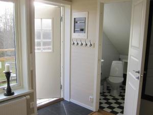 La salle de bains est pourvue de toilettes et d'un lavabo. dans l'établissement 4 person holiday home in Romelanda, à Romelanda