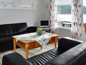 uma sala de estar com um sofá e uma mesa de centro em 5 person holiday home in Selje em Selje