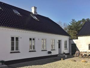 MosevråにあるFive-Bedroom Holiday home in Oksbøl 3の黒屋根白屋根