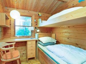 um quarto com uma cama e uma secretária num camarote em Holiday Home Hulerødvej em Hulerød