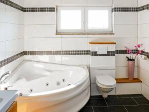 Koupelna v ubytování 8 person holiday home in GLOMMEN