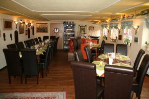 a dining room with tables and chairs in a restaurant at Albertus Paris Aparthotel in Hamburg