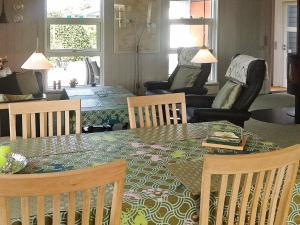 een woonkamer met een tafel met stoelen en een eetkamer bij 4 person holiday home in Hejls in Hejls