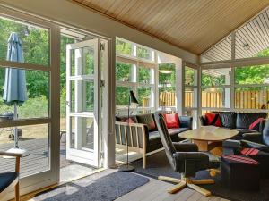 - une terrasse couverte meublée avec une table dans l'établissement 8 person holiday home in Hasle, à Hasle