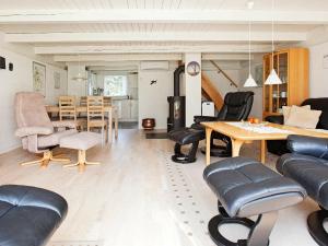 Mosevråにある6 person holiday home in Oksb lのリビングルーム(テーブル、椅子付)