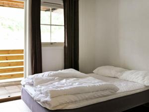 เตียงในห้องที่ 6 person holiday home in Leirvik i Sogn-By Traum
