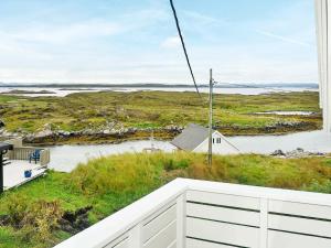 vistas al océano desde el balcón de una casa en 6 person holiday home in Dyrvik, en Dyrvik