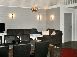 ein Wohnzimmer mit einem Sofa und einem Tisch in der Unterkunft 7 person holiday home in Selje in Selje