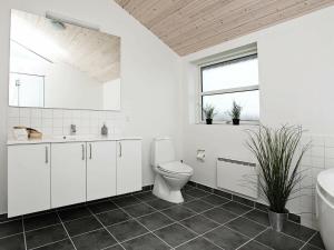 ein weißes Badezimmer mit Toilette und Waschbecken in der Unterkunft 6 person holiday home in Hirtshals-By Traum in Hirtshals + 31 Fotos