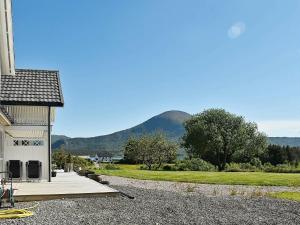 einen Blick auf ein Haus mit Bergen im Hintergrund in der Unterkunft 10 person holiday home in Tornes I Romsdal in Tornes