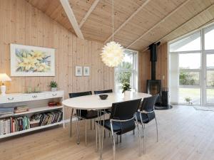 Nørre Vorupørにある7 person holiday home in Thistedのダイニングルーム(テーブル、椅子付)