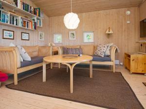 Ørbyにある6 person holiday home in Knebelのリビングルーム(ソファ、テーブル付)